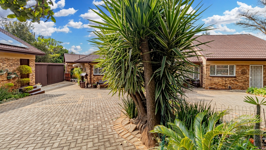 5 Bedroom Property for Sale in Rant En Dal Gauteng