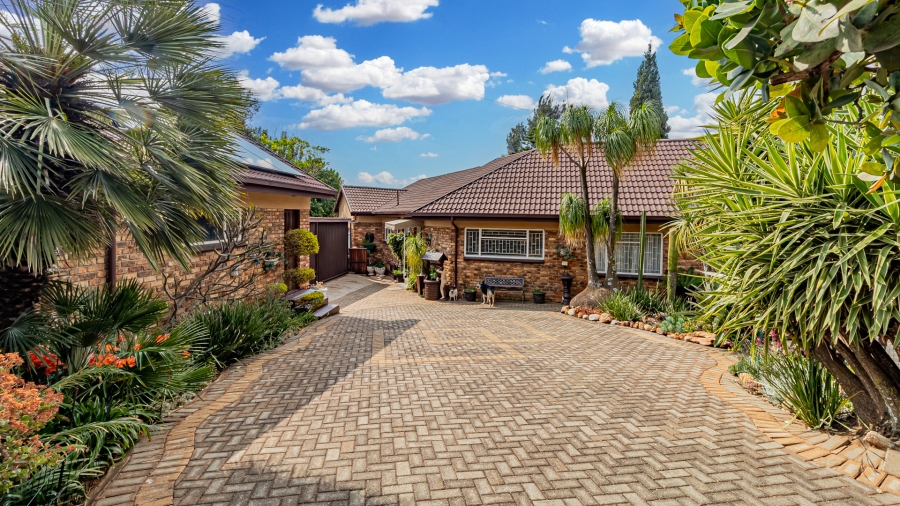 5 Bedroom Property for Sale in Rant En Dal Gauteng
