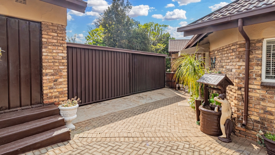 5 Bedroom Property for Sale in Rant En Dal Gauteng