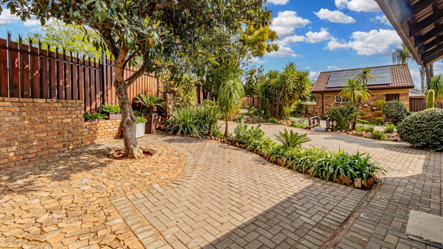 5 Bedroom Property for Sale in Rant En Dal Gauteng