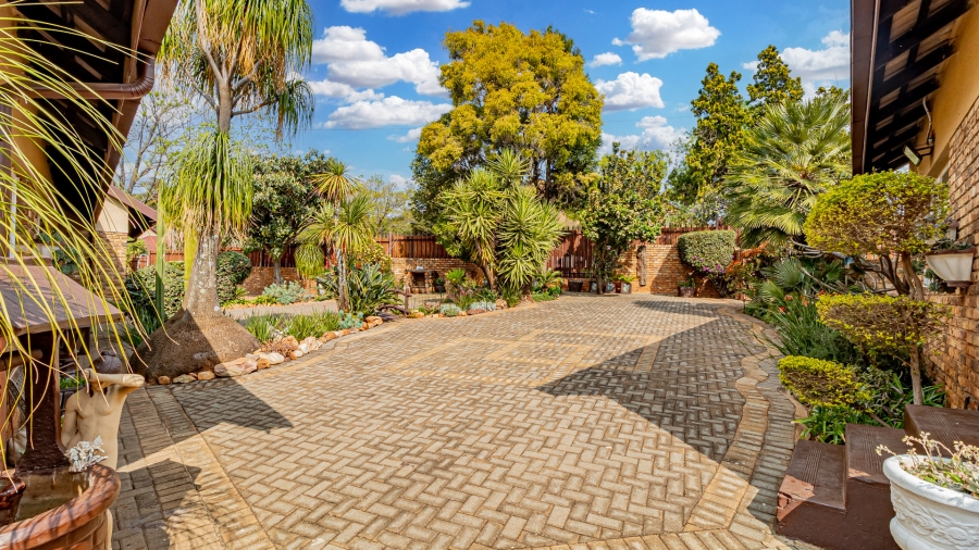 5 Bedroom Property for Sale in Rant En Dal Gauteng