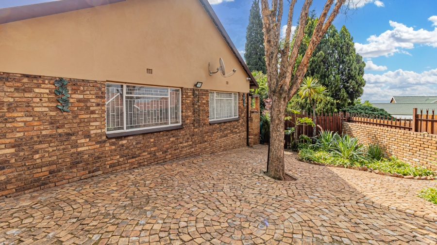 5 Bedroom Property for Sale in Rant En Dal Gauteng
