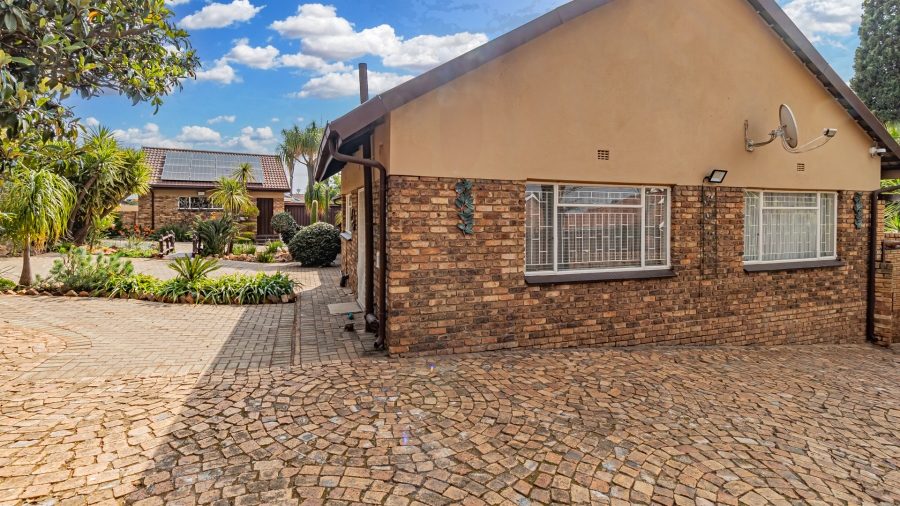 5 Bedroom Property for Sale in Rant En Dal Gauteng
