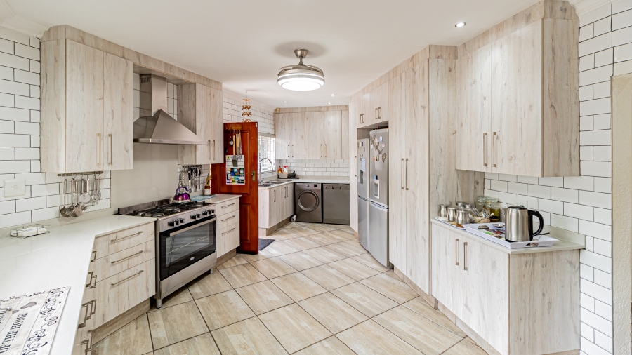 5 Bedroom Property for Sale in Rant En Dal Gauteng
