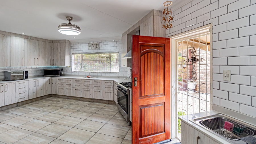 5 Bedroom Property for Sale in Rant En Dal Gauteng