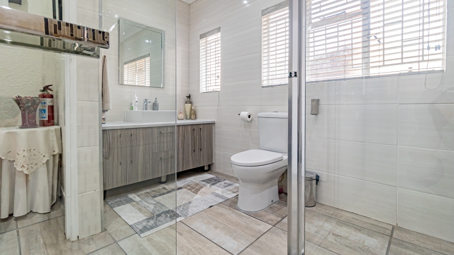 5 Bedroom Property for Sale in Rant En Dal Gauteng