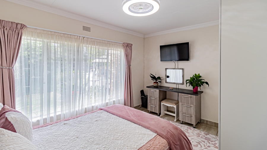 5 Bedroom Property for Sale in Rant En Dal Gauteng