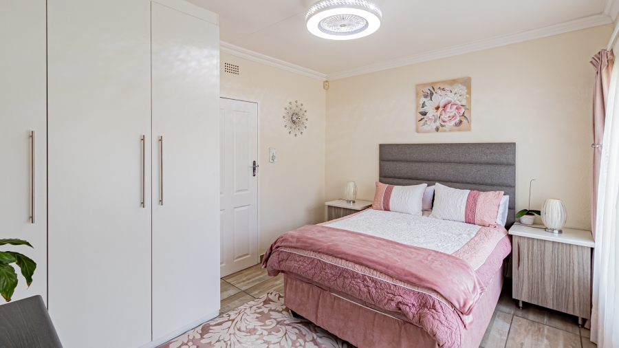 5 Bedroom Property for Sale in Rant En Dal Gauteng
