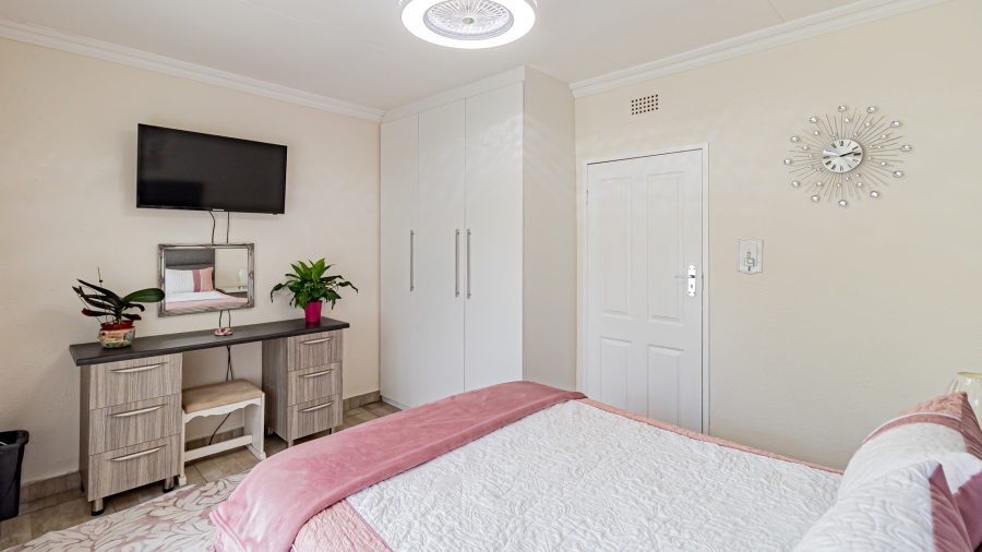 5 Bedroom Property for Sale in Rant En Dal Gauteng