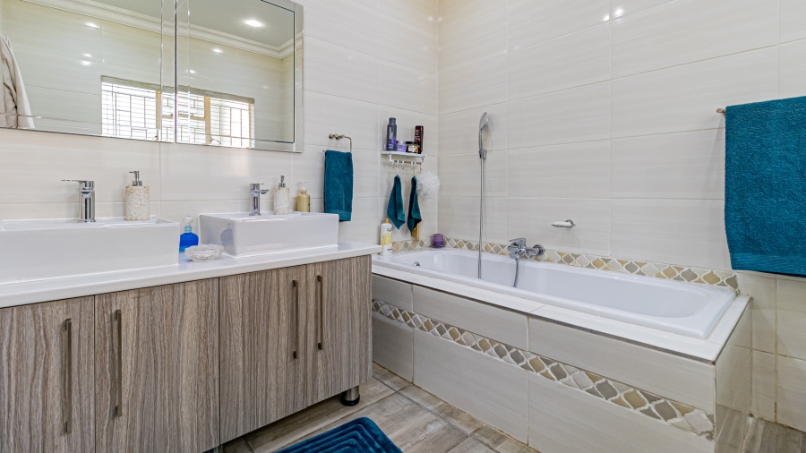 5 Bedroom Property for Sale in Rant En Dal Gauteng