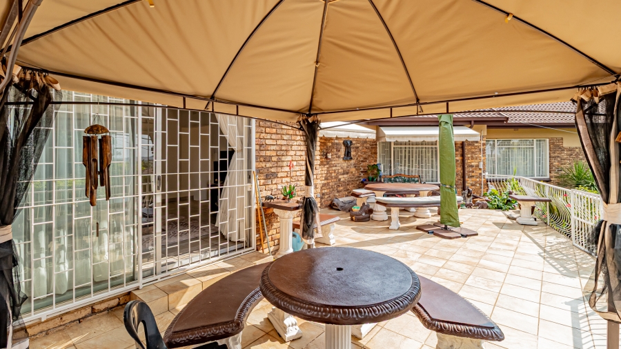 5 Bedroom Property for Sale in Rant En Dal Gauteng