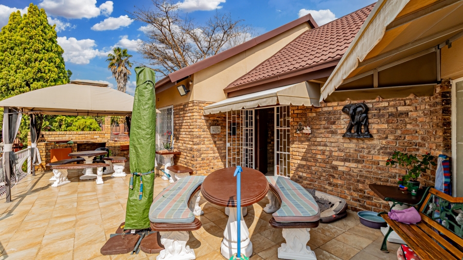 5 Bedroom Property for Sale in Rant En Dal Gauteng