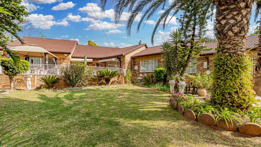 5 Bedroom Property for Sale in Rant En Dal Gauteng