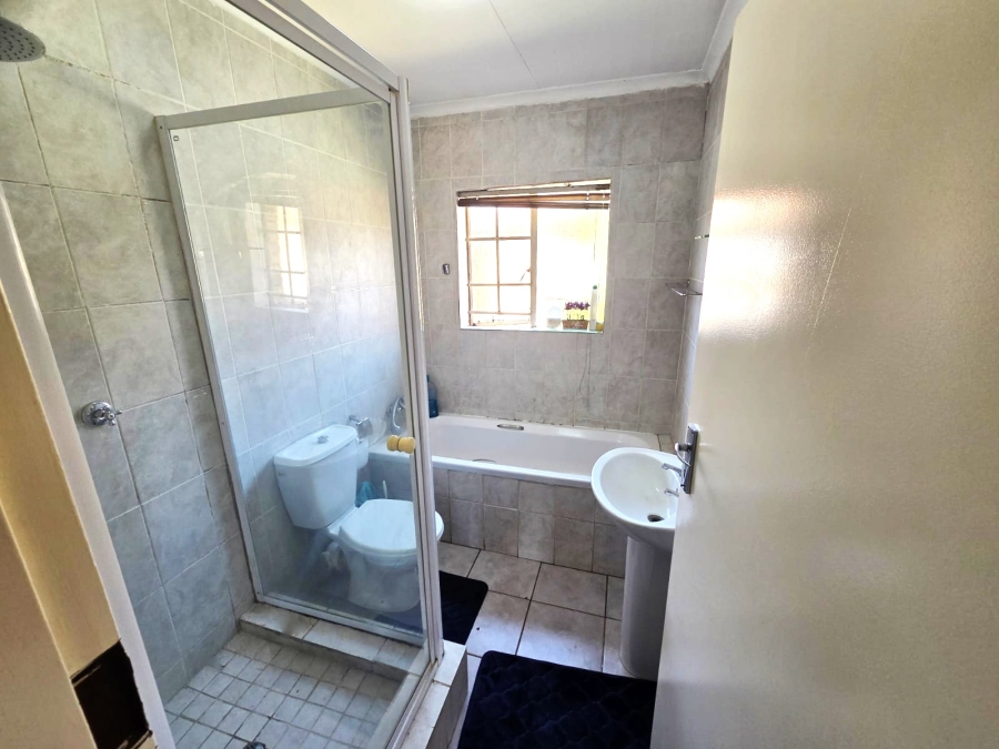 2 Bedroom Property for Sale in Annlin Gauteng