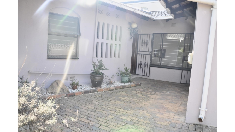 6 Bedroom Property for Sale in Paulshof Gauteng