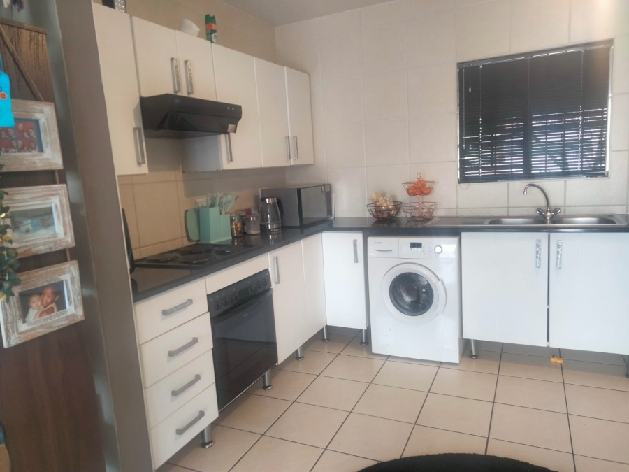 2 Bedroom Property for Sale in Sonneglans Gauteng