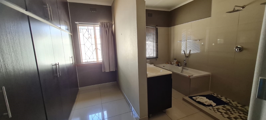 To Let 4 Bedroom Property for Rent in Bedford Gardens Gauteng