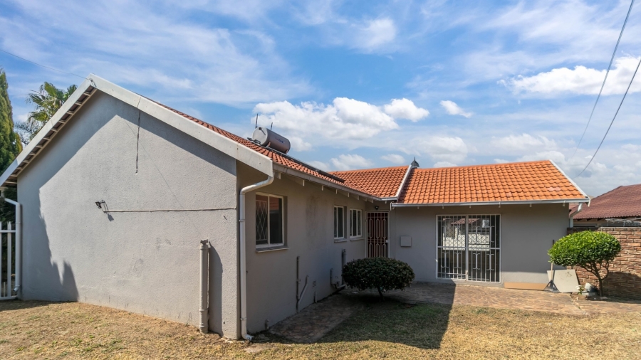 To Let 3 Bedroom Property for Rent in Country View Gauteng