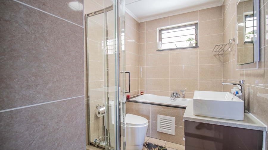 To Let 2 Bedroom Property for Rent in Noordwyk Gauteng