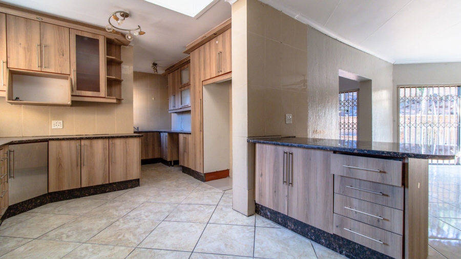4 Bedroom Property for Sale in Bassonia Gauteng