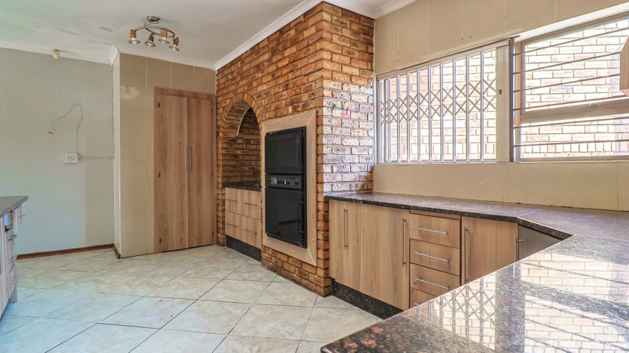 4 Bedroom Property for Sale in Bassonia Gauteng