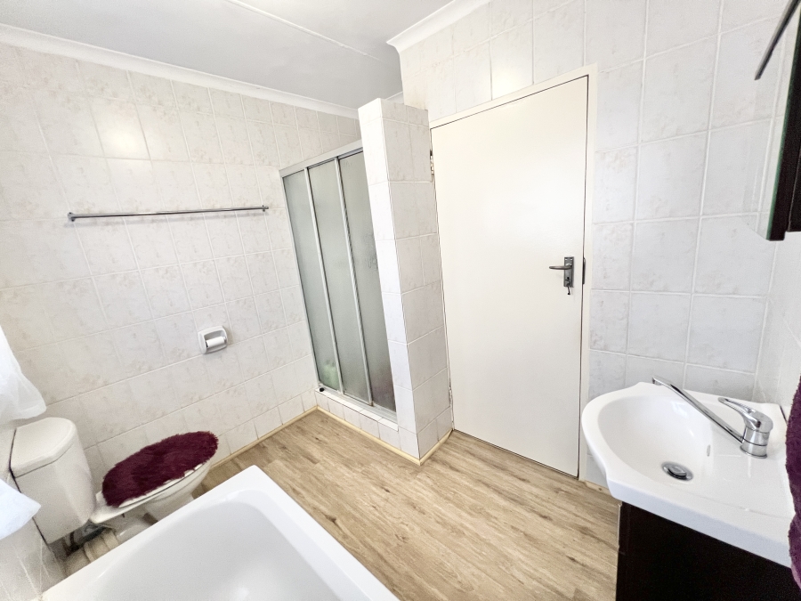 3 Bedroom Property for Sale in Bronberrick Gauteng