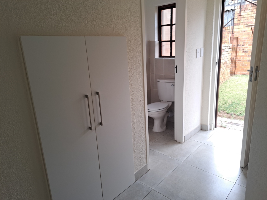 To Let 2 Bedroom Property for Rent in Weltevreden Park Gauteng