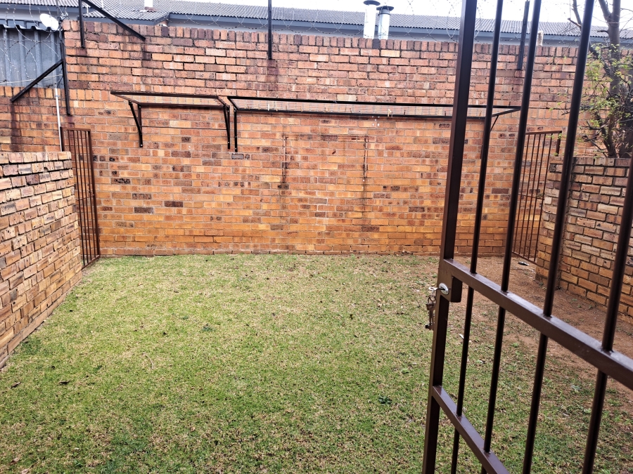 To Let 2 Bedroom Property for Rent in Weltevreden Park Gauteng