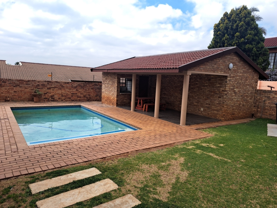 To Let 2 Bedroom Property for Rent in Weltevreden Park Gauteng