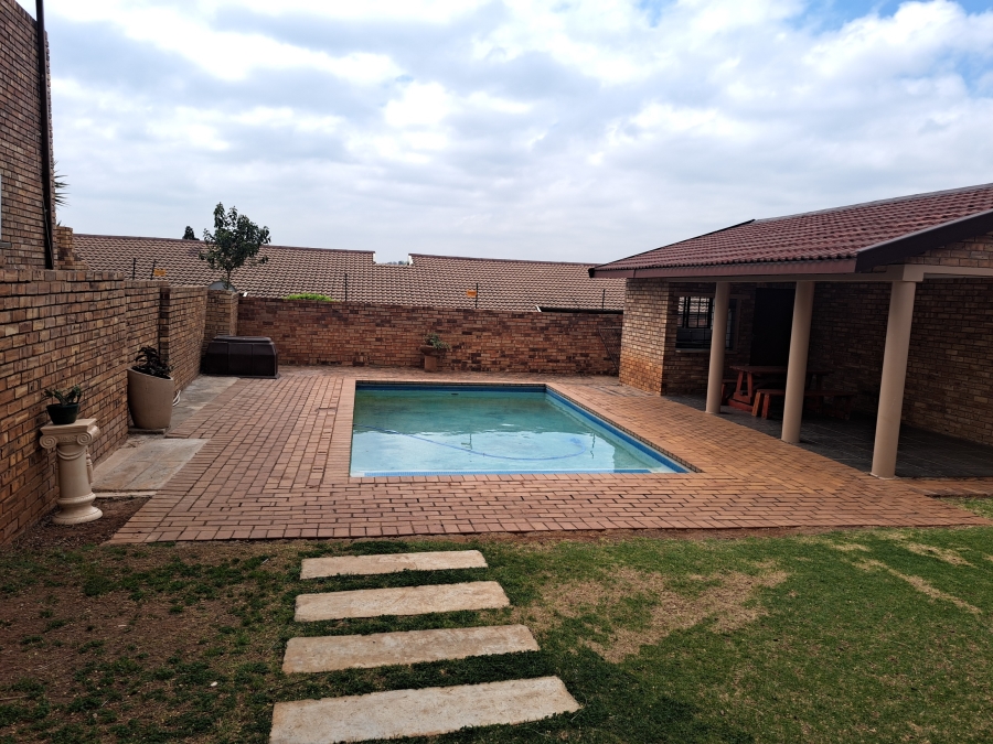 To Let 2 Bedroom Property for Rent in Weltevreden Park Gauteng