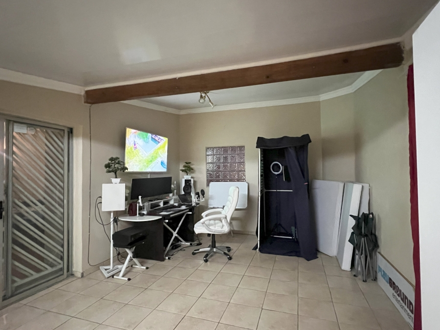 6 Bedroom Property for Sale in Horison Park Gauteng