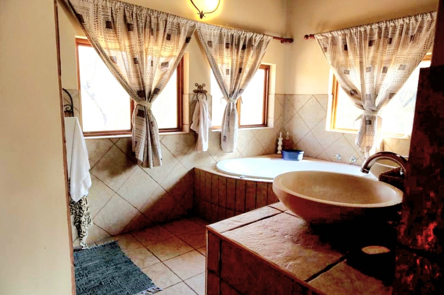 5 Bedroom Property for Sale in Leeuwfontein Gauteng