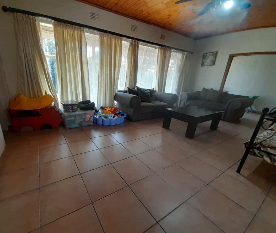 To Let 4 Bedroom Property for Rent in Wilro Park Gauteng