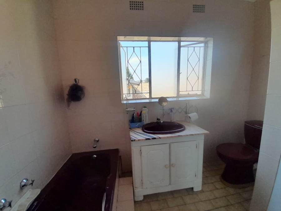 To Let 4 Bedroom Property for Rent in Wilro Park Gauteng