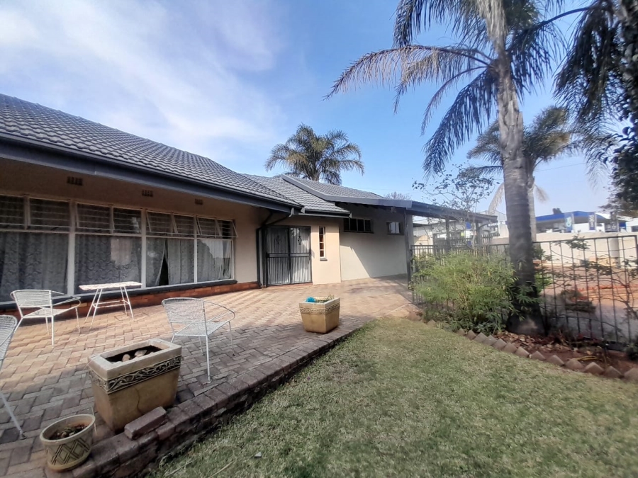 To Let 4 Bedroom Property for Rent in Wilro Park Gauteng