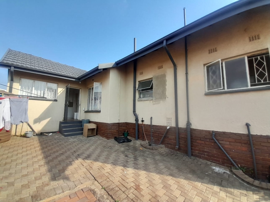To Let 4 Bedroom Property for Rent in Wilro Park Gauteng
