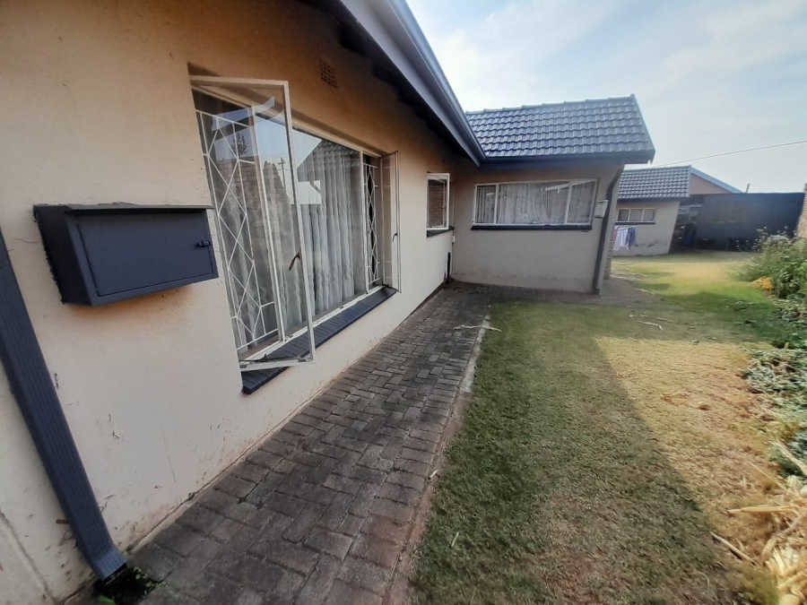 To Let 4 Bedroom Property for Rent in Wilro Park Gauteng