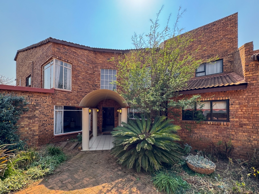 6 Bedroom Property for Sale in Blue Saddle Ranches Gauteng