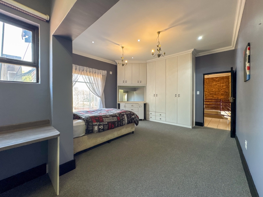 6 Bedroom Property for Sale in Blue Saddle Ranches Gauteng