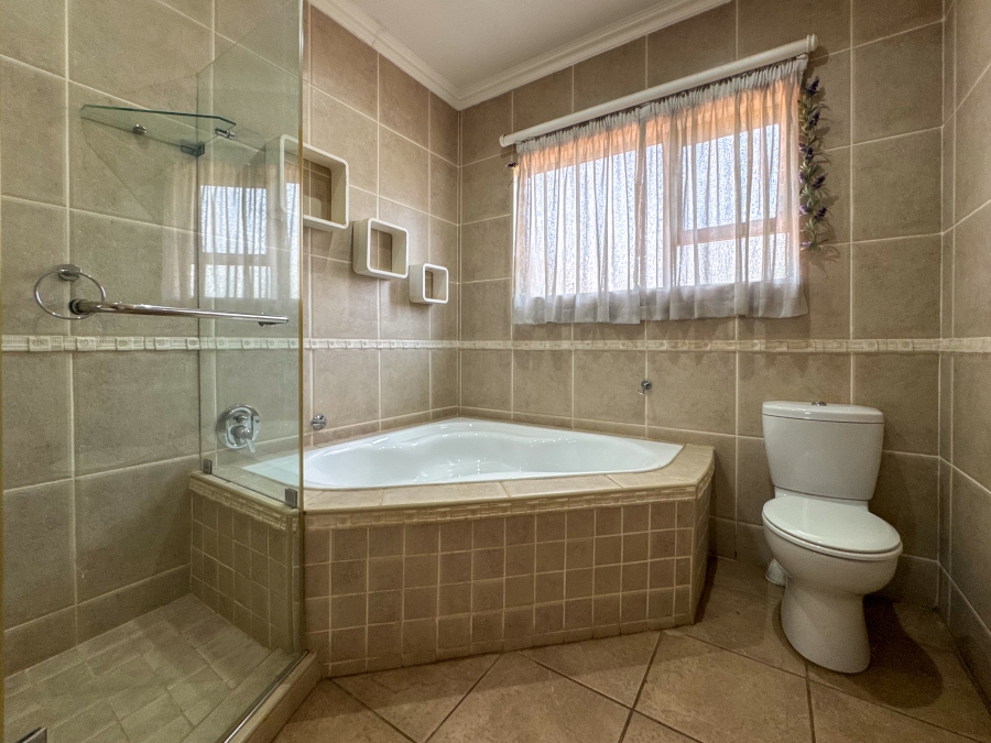 6 Bedroom Property for Sale in Blue Saddle Ranches Gauteng