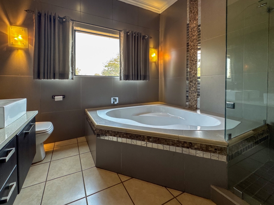 6 Bedroom Property for Sale in Blue Saddle Ranches Gauteng