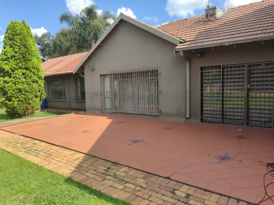 8 Bedroom Property for Sale in Lakefield Gauteng