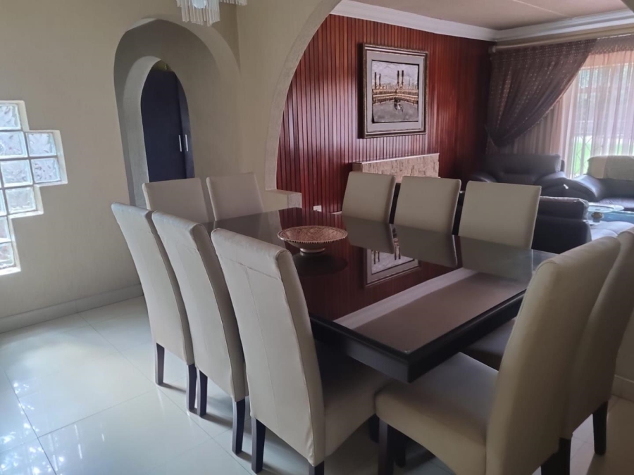 8 Bedroom Property for Sale in Lakefield Gauteng