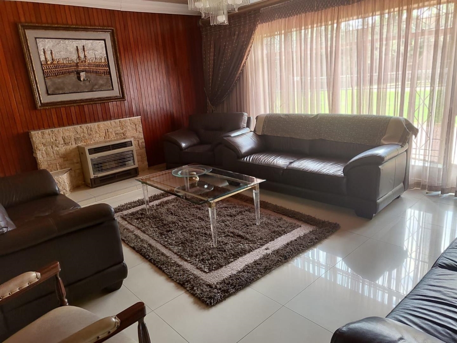 8 Bedroom Property for Sale in Lakefield Gauteng