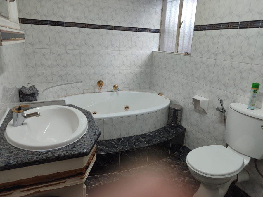 8 Bedroom Property for Sale in Lakefield Gauteng