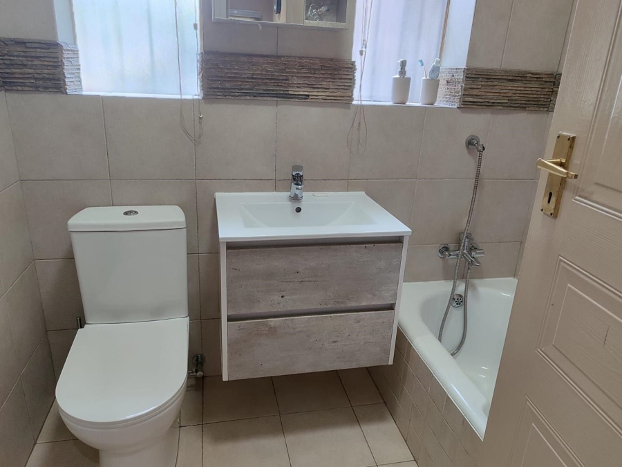 8 Bedroom Property for Sale in Lakefield Gauteng