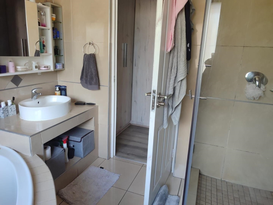 8 Bedroom Property for Sale in Lakefield Gauteng