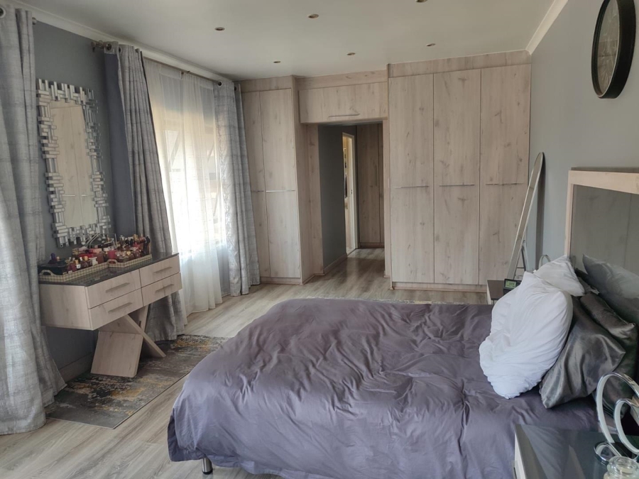 8 Bedroom Property for Sale in Lakefield Gauteng