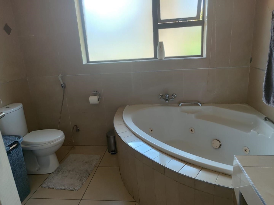 8 Bedroom Property for Sale in Lakefield Gauteng