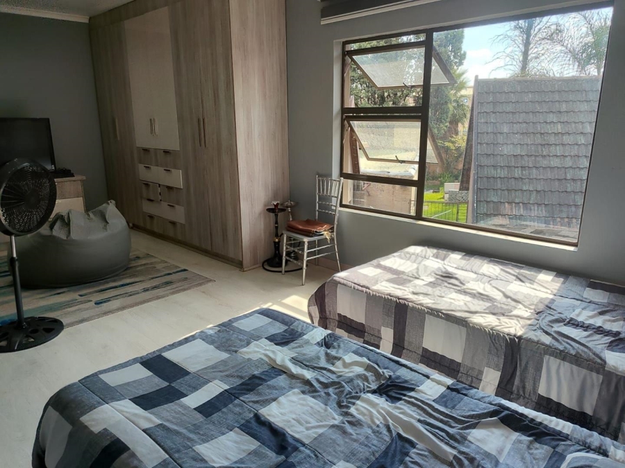 8 Bedroom Property for Sale in Lakefield Gauteng
